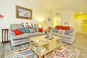 公寓式客房 (240-05 Woodlands Way (Crow Creek)) | 客厅 | 平板电视