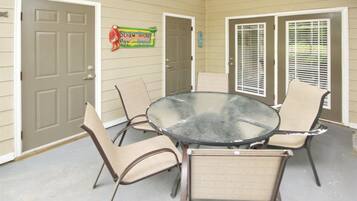 Condo (240-05 Woodlands Way (Crow Creek)) | Cocina privada | Refrigerador, microondas, parrilla de estufa y lavavajillas