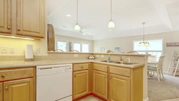 Condo (240-05 Woodlands Way (Crow Creek)) | Cocina privada | Refrigerador, microondas, parrilla de estufa y lavavajillas