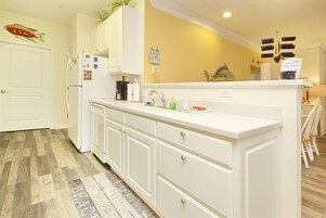 公寓式客房 (240-05 Woodlands Way (Crow Creek)) | 私人厨房 | 冰箱、微波炉、炉灶、洗碗机