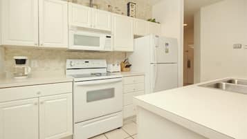 Kondominium (3405 Champions (Sea Trail)) | Dapur pribadi | Lemari es, peralatan masak/sendok-piring, dan tisu