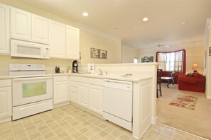 Huoneisto (2302 Crow Creek Drive) | Yksityinen keittiö | Talouspaperi