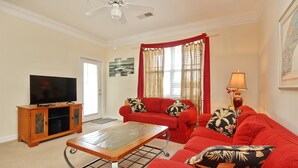 Condo (2302 Crow Creek Drive) | Salle de séjour | Téléviseur à écran plat