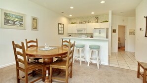 Condo (2302 Crow Creek Drive) | Cuisine privée | Essuie-tout