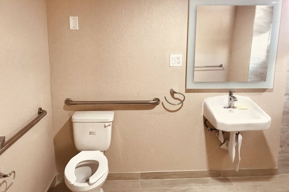 ADA King Room | 浴室 | 免费洗浴用品、吹风机、毛巾