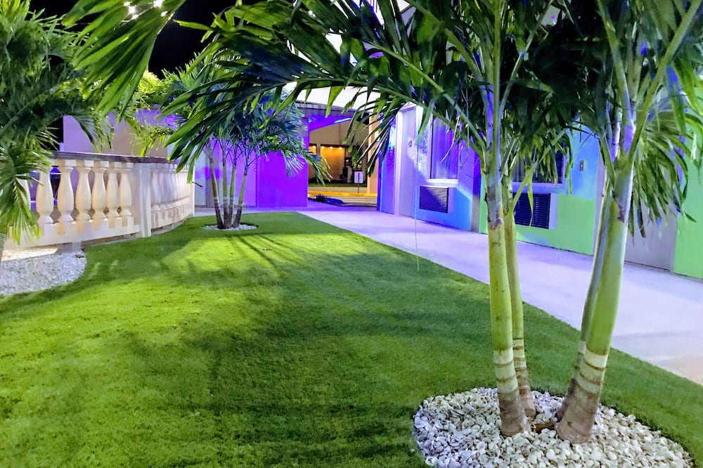 Tropical Inn & Suites