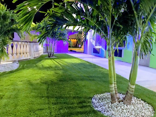 Tropical Inn & Suites