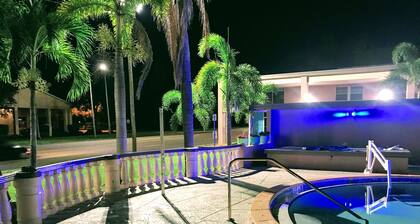 Tropical Inn & Suites