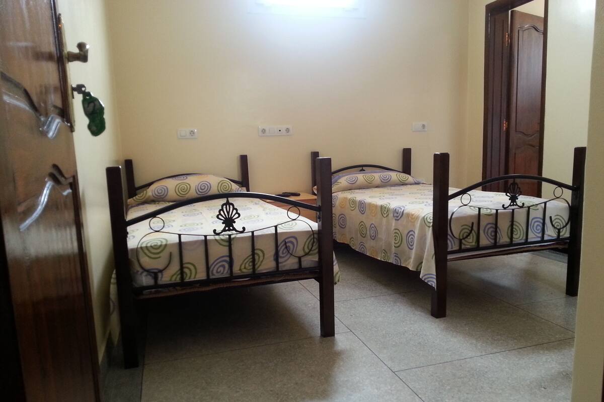 Chambre Double (2) | Wi-Fi gratuit, décoration personnalisée, ameublement personnalisé