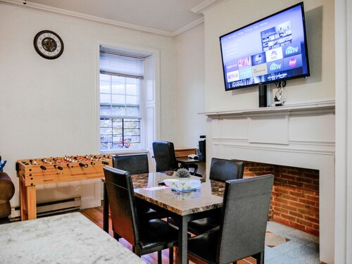 ❣️Historic, Spacious & Fun 2BR Apt @ Downtown Albany