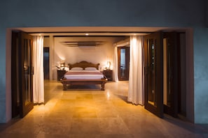 Exclusive-huone | Ylelliset vuodevaatteet, untuvapeitot, silitysrauta/-lauta