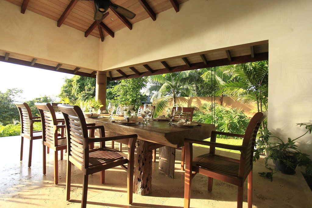 فطور من الأطباق المحلية يوميًا بتكلفة قدرها (10 USD للشخص)