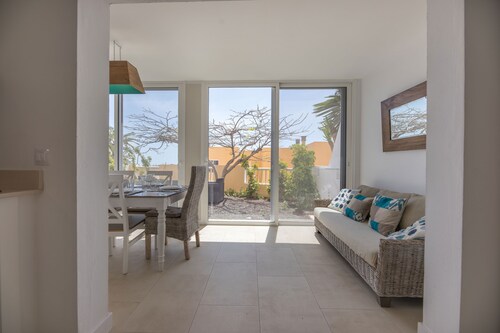 Grand, lumineux et calme avec terrasse, 3 chambres, 3 salles de bain, wifi.