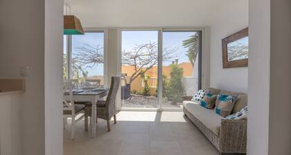 Grand, lumineux et calme avec terrasse, 3 chambres, 3 salles de bain, wifi.