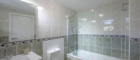 A bathroom with a sink, toilet, and bathtub.