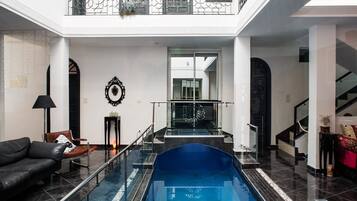 Kolam renang indoor, dengan kursi berjemur