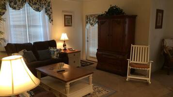 Kondominium (1115 Crow Creek Drive) | Ruang keluarga | Televisi layar datar 42-inci dengan saluran TV kabel dan TV