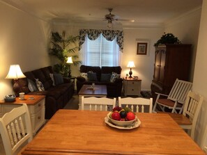 Condo (1115 Crow Creek Drive) | Dapur peribadi | Pembakar roti, alat memasak/pinggan mangkuk/perkakas dapur 