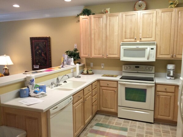 Talo | Yksityinen keittiö | Liesi, astianpesukone, keittoastiat/astiat/ruokailuvälineet