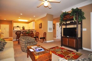 公寓客房 (240-06 Woodlands Way (Crow Creek)) | 客廳 | 平面電視