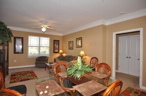 Condo (240-06 Woodlands Way (Crow Creek)) | Sala de estar | TV de tela plana