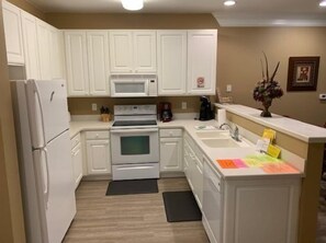 Condo (240-06 Woodlands Way (Crow Creek)) | Private kitchen | Cookware/dishes/utensils - 24006 Woodlands Way (Calabash)