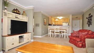 شقة (250-19 Crow Creek Drive) | غرفة المعيشة | تلفزيون بشاشة مسطحة