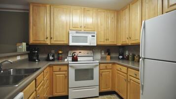 شقة (250-19 Crow Creek Drive) | مطبخ خاص | ثلاجة، ميكروويف، موقد طهي مسطح، غسالة أطباق