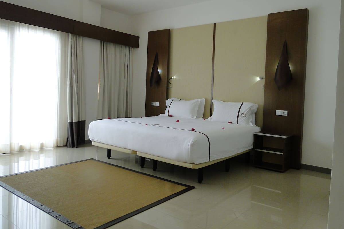 Frette Italian sheets, premium bedding, down comforters, desk