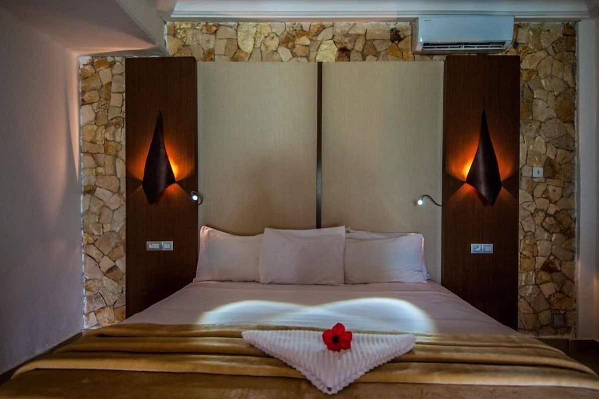 Frette Italian sheets, premium bedding, down comforters, desk