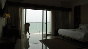 Italiaanse Frette-lakens, luxe beddengoed, donsdekens, een bureau