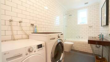 Ensemble douche/baignoire, sĂšche-cheveux, serviettes fournies