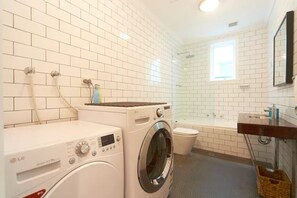 Suihkun ja ammeen yhdistelmä, hiustenkuivaaja, pyyhkeet