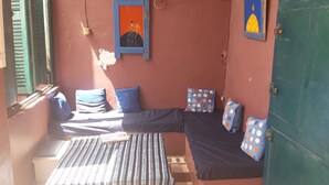 Standard Triple Room | Living area - ASAO (Dakar)