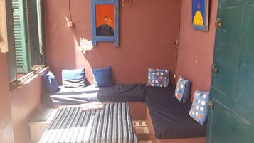 Standard Triple Room | Living area