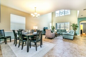 Paradise Palms Resort 5 Bedroom Vacation Home with Pool (2000) | In-room dining