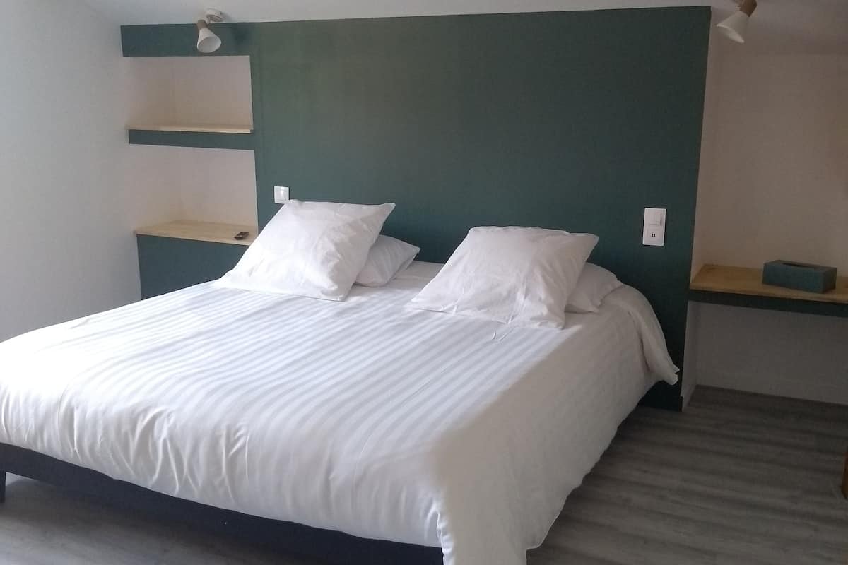 Familie suite, 2 slaapkamers | Individueel gedecoreerd, individueel gemeubileerd, een bureau