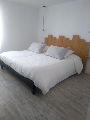 Standard Room | Individually decorated, individually furnished, desk, laptop workspace - La maison de pescate (Souprousse)