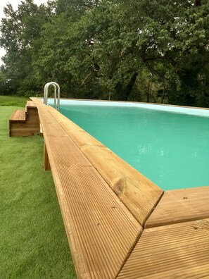 Seasonal outdoor pool, open 9:30 AM to 9:00 PM, sun loungers - La maison de pescate (Souprousse)