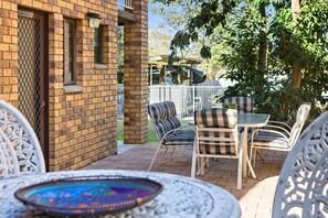 Outdoor dining - Alices Place, Hunter Valley, Cessnock, 7 Bed, Sleeps 14, families/groups welcome (Cessnock)