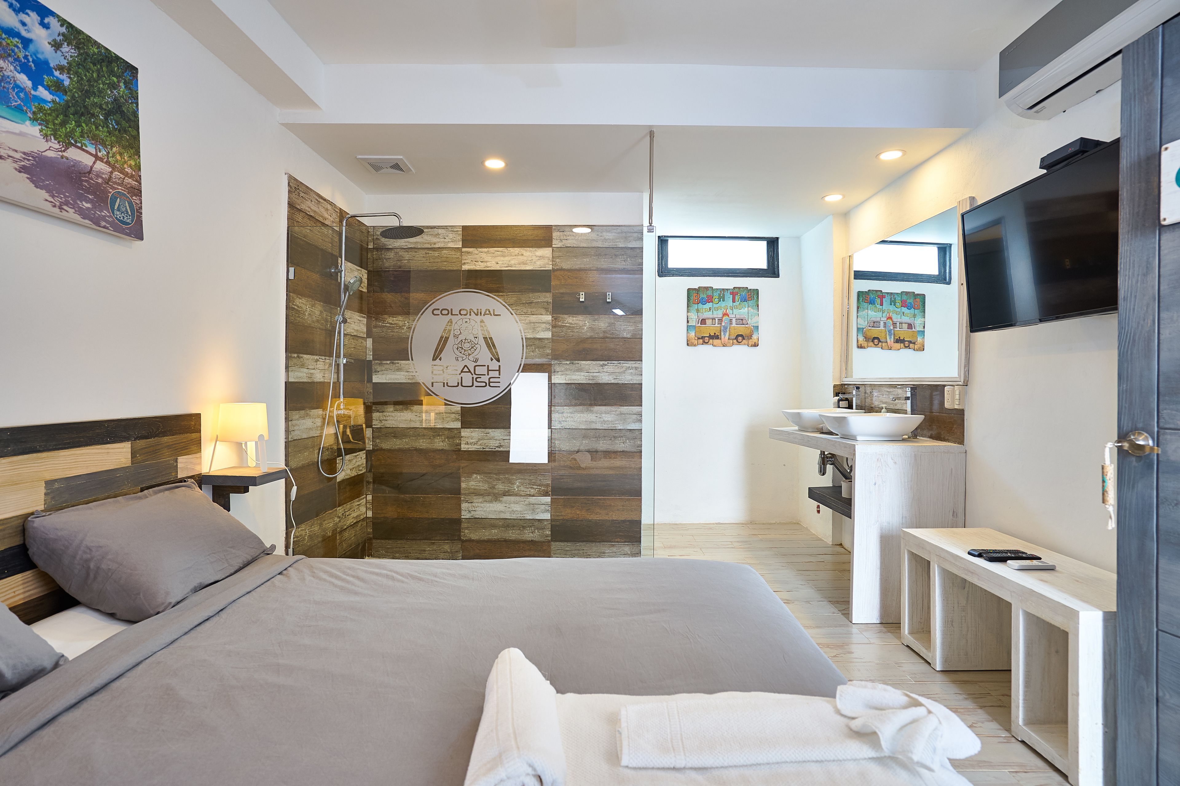 In-room safe, blackout curtains, free WiFi, bed sheets