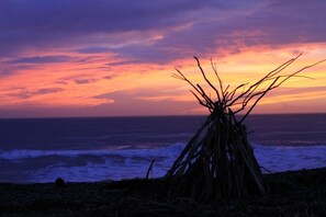 A natural landscape with a body of water and a clear sky. - Stunning views of the Tasman Sea (Greymouth)