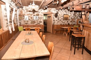 Aperto a pranzo e cena, cucina regionale, con tavoli all'aperto 
