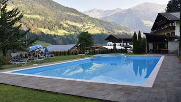 Außenpool (je nach Saison geöffnet), Sonnenschirme, Liegestühle