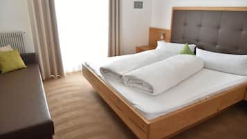 Dreibettzimmer | Zimmersafe, Schreibtisch, laptopgeeigneter Arbeitsplatz