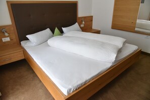 三人房 | 客房內保險箱、書桌、筆電工作空間、遮光布/窗簾