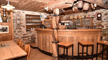 Lunch, dinner served; Regional cuisine, alfresco dining
