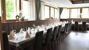 Ze serveren er lunch en diner