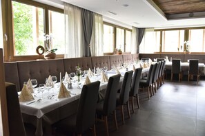 Aperto a pranzo e cena, cucina regionale, con tavoli all'aperto 