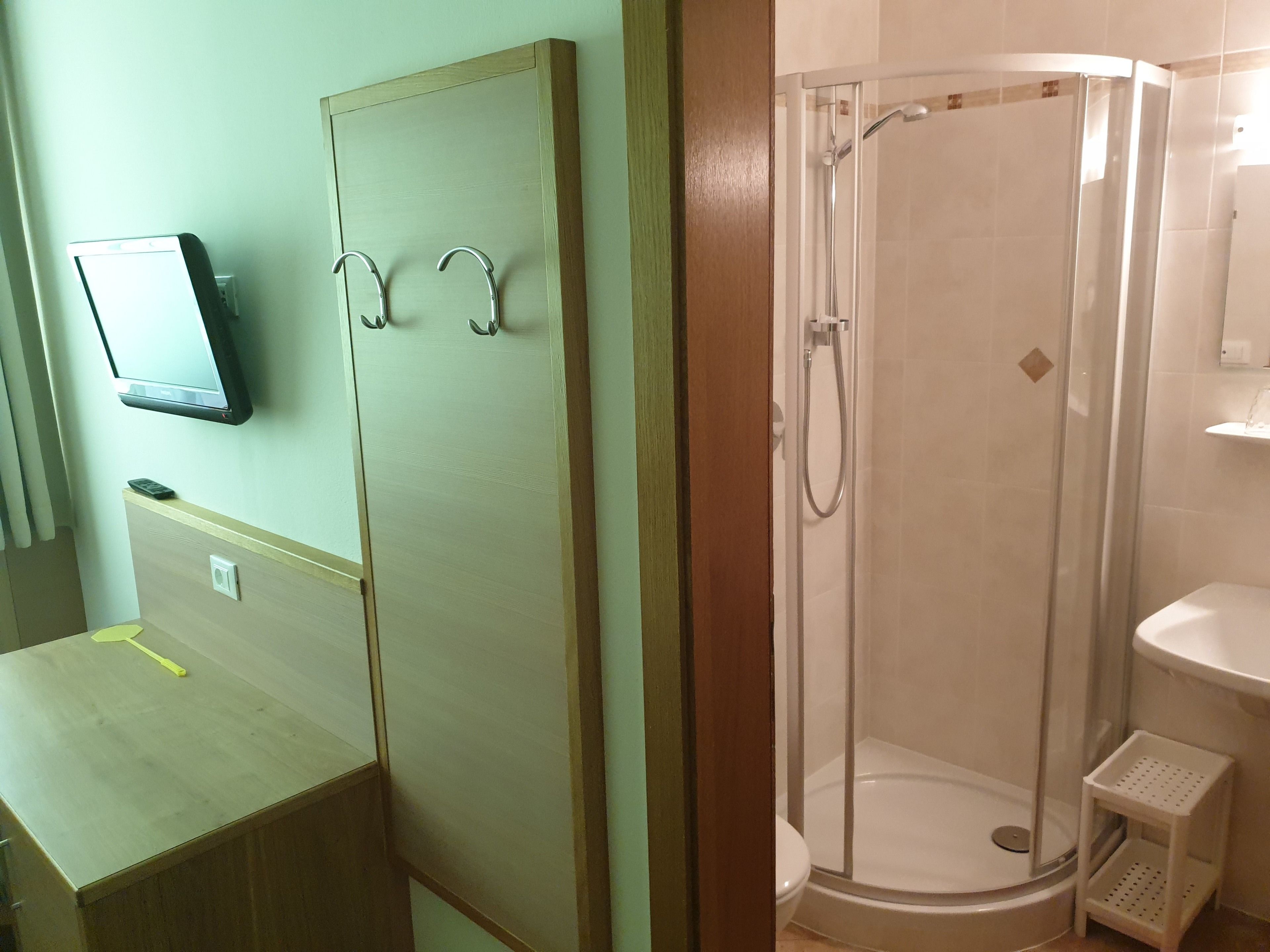 Un baño con ducha, inodoro y lavamanos.